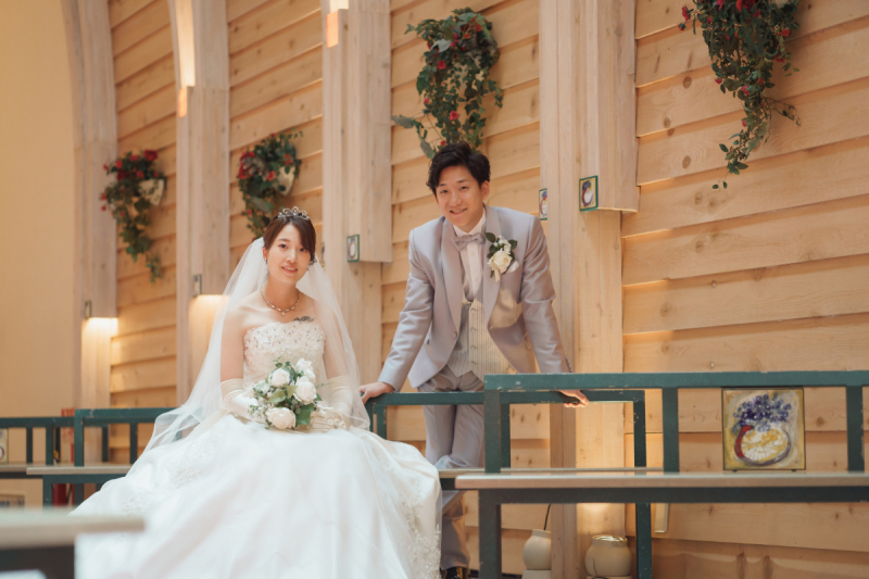 光のチャペルで写真だけ結婚式緑の中ふたりの趣味のスノーボードとフォトウェデイング