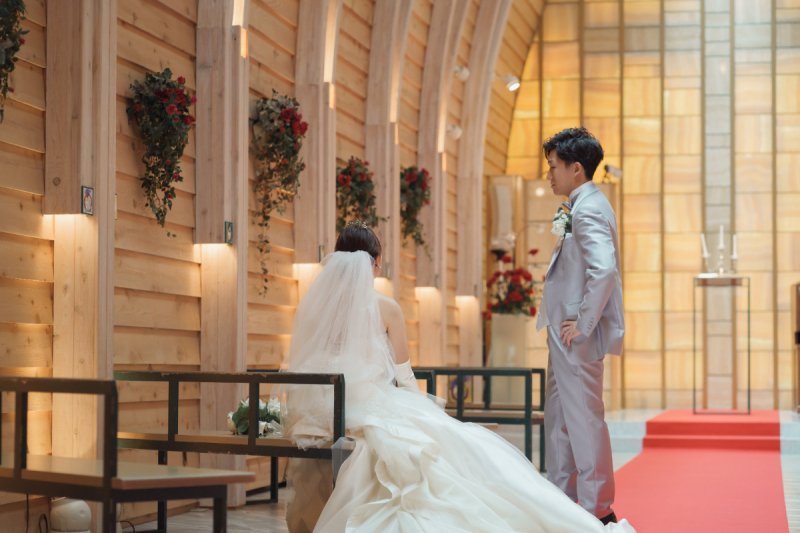 光のチャペルで写真だけ結婚式緑の中ふたりの趣味のスノーボードとフォトウェデイング