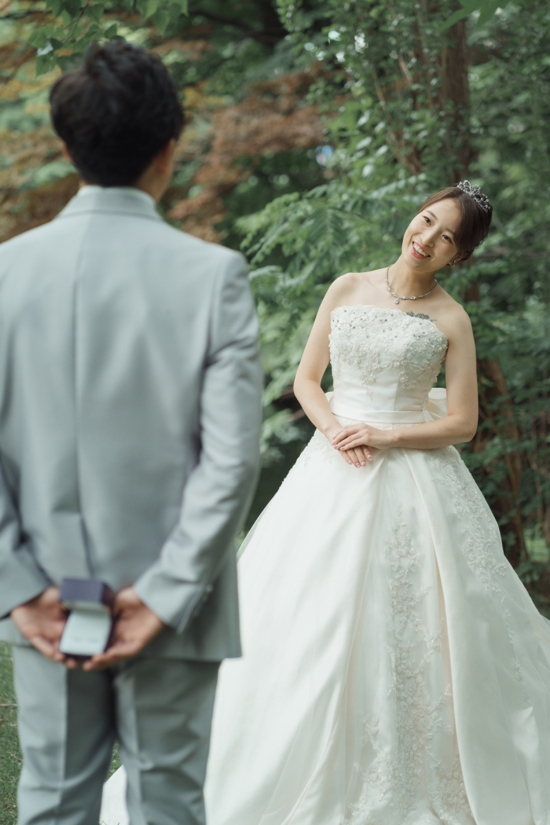 光のチャペルで写真だけ結婚式緑の中ふたりの趣味のスノーボードとフォトウェデイング