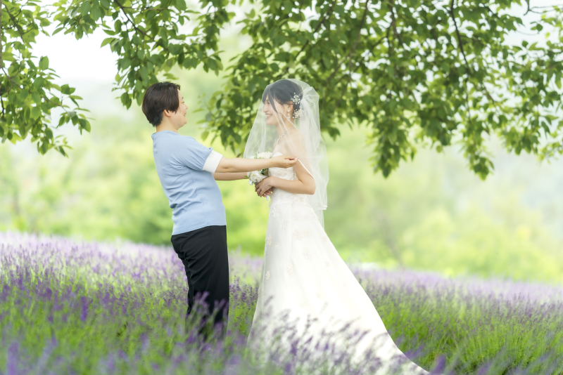 みんなで、結婚式をラベンダー畑で手作りフォトウェディング