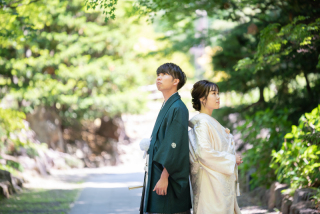 緑が芽吹く頃のフォトウェデイング和装で和庭園からスタート１