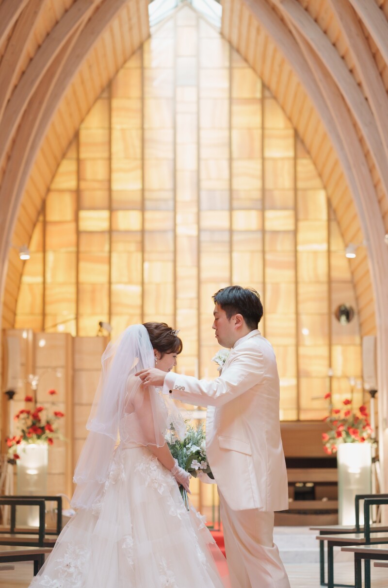 秋の紅葉と光のチャペル