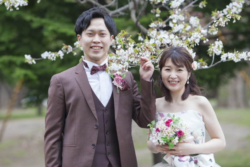 桜カラードレスに着替えて春まち緑が芽吹く頃のフォトウェデイング