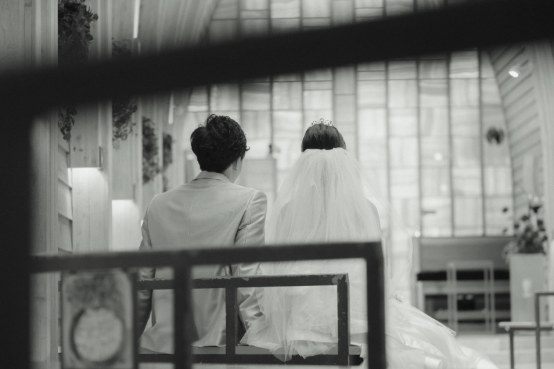 光のチャペルで写真だけ結婚式緑の中ふたりの趣味のスノーボードとフォトウェデイング