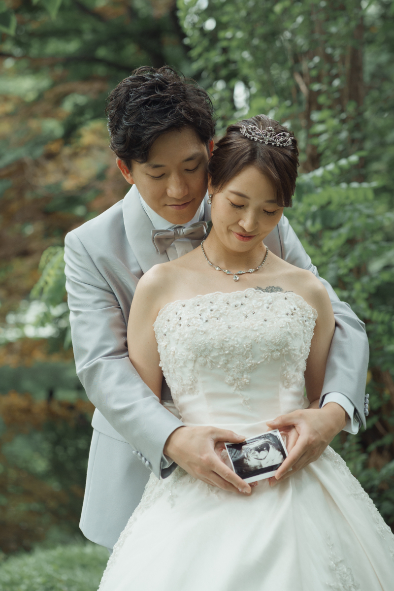 光のチャペルで写真だけ結婚式緑の中ふたりの趣味のスノーボードとフォトウェデイング