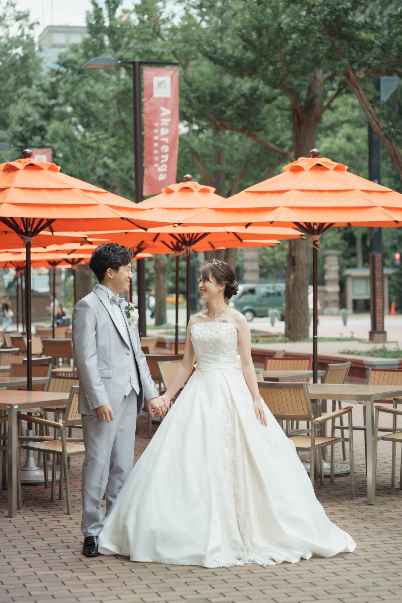 光のチャペルで写真だけ結婚式緑の中ふたりの趣味のスノーボードとフォトウェデイング