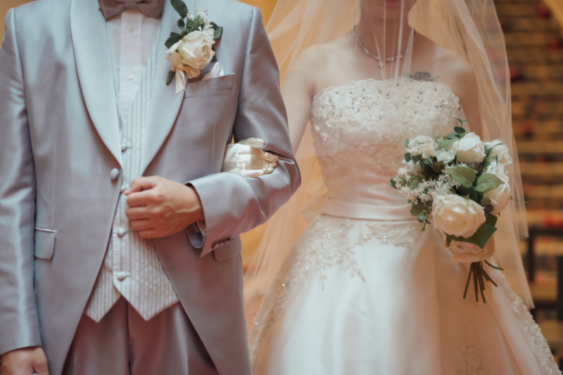 光のチャペルで写真だけ結婚式緑の中ふたりの趣味のスノーボードとフォトウェデイング
