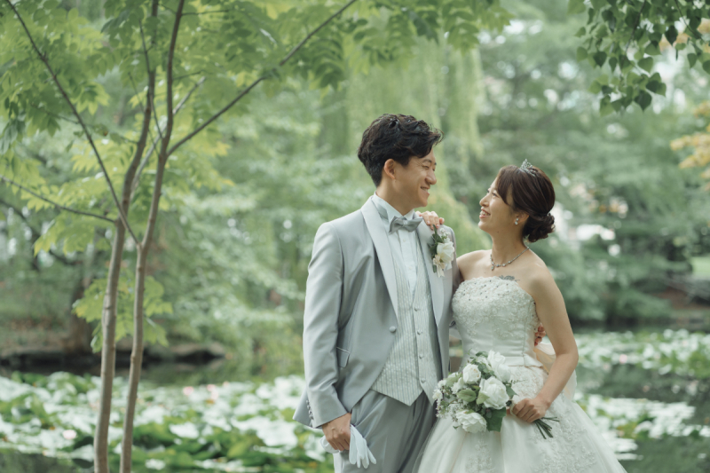光のチャペルで写真だけ結婚式緑の中ふたりの趣味のスノーボードとフォトウェデイング