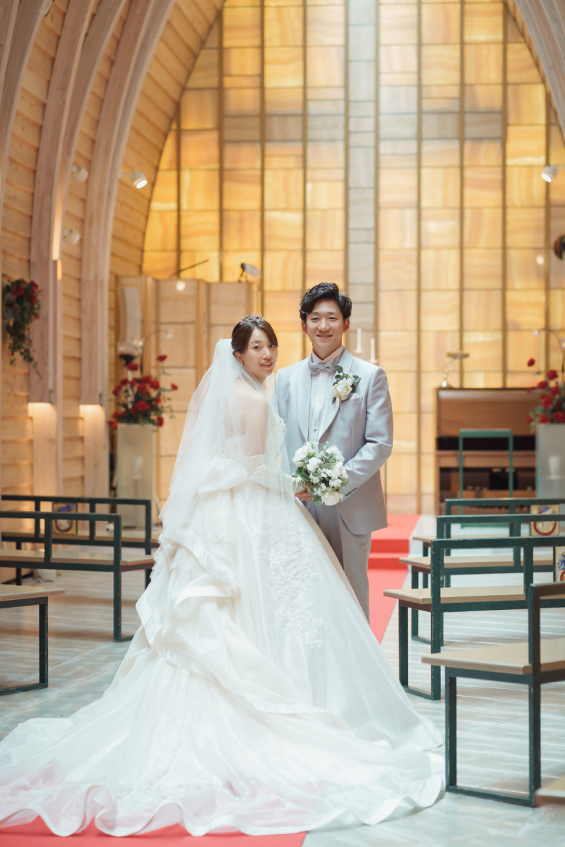 光のチャペルで写真だけ結婚式緑の中ふたりの趣味のスノーボードとフォトウェデイング