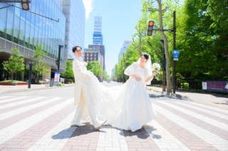 春まちグリーンがまぶしいウェデイングドレスと洋館