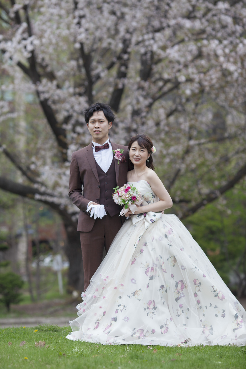 桜カラードレスに着替えて春まち緑が芽吹く頃のフォトウェデイング