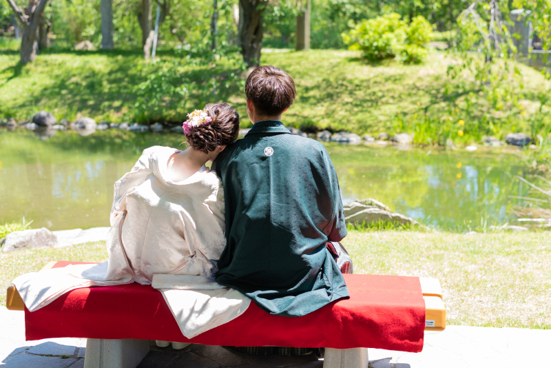 緑が芽吹く頃のフォトウェデイング和装で和庭園からスタート１