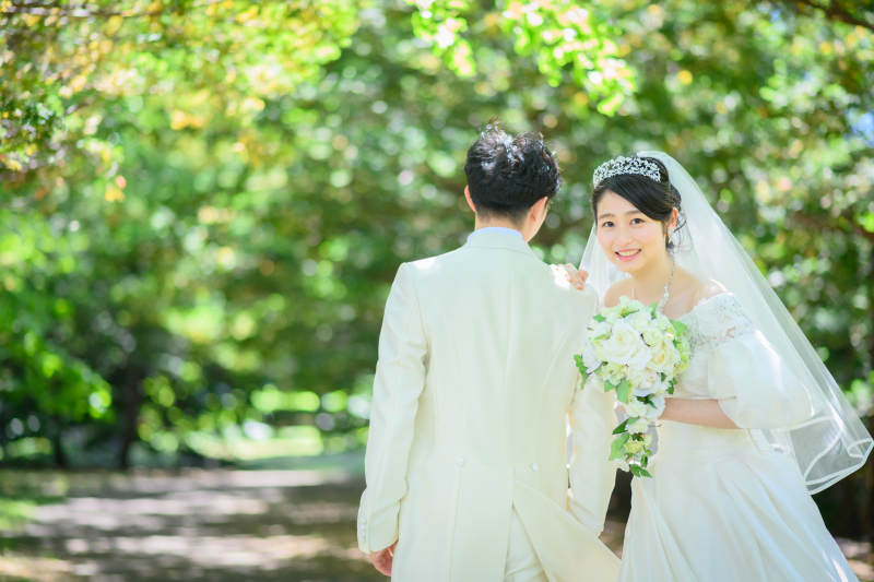 春まちグリーンがまぶしいウェデイングドレスと洋館