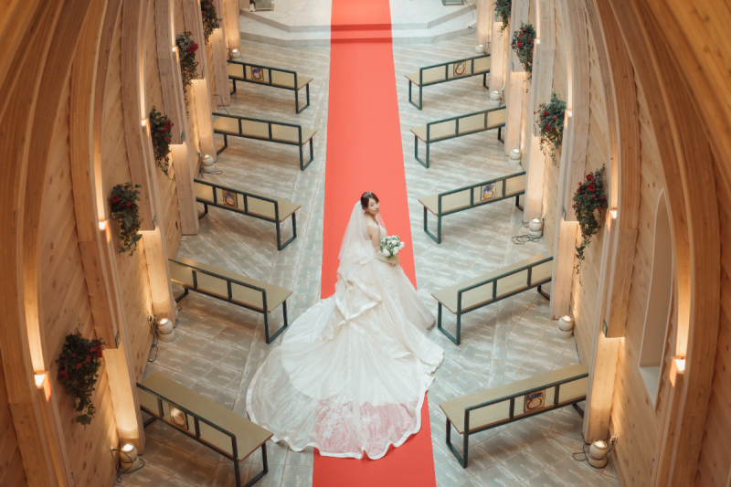 光のチャペルで写真だけ結婚式緑の中ふたりの趣味のスノーボードとフォトウェデイング