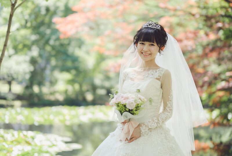 緑が芽吹く頃のウェデイングドレスでフォトウェデイング