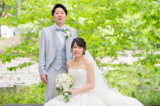 緑が萌ゆる頃のフォトウェデイングお母様の手作りのブーケで