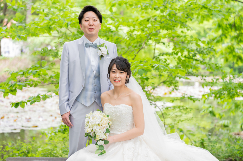 緑が萌ゆる頃のフォトウェデイングお母様の手作りのブーケで