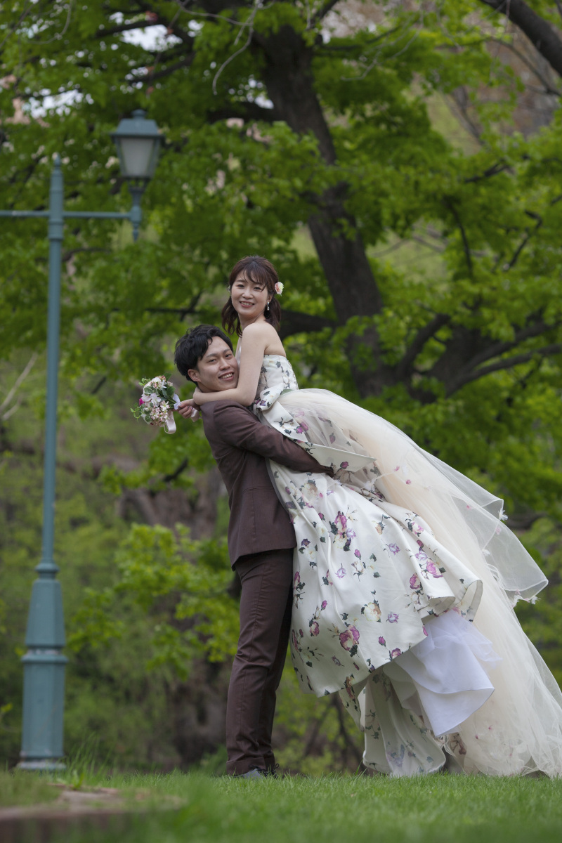 桜カラードレスに着替えて春まち緑が芽吹く頃のフォトウェデイング
