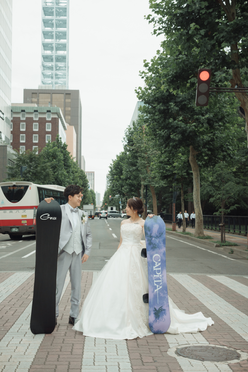 光のチャペルで写真だけ結婚式緑の中ふたりの趣味のスノーボードとフォトウェデイング