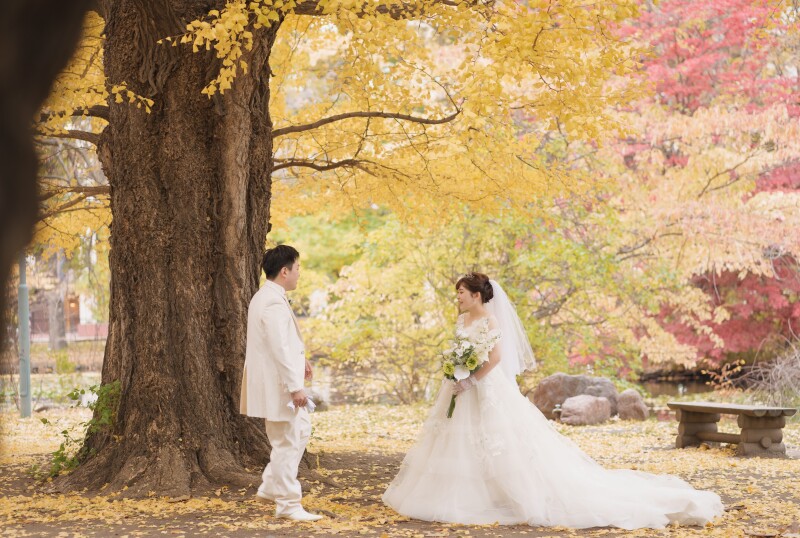 秋の紅葉と光のチャペル