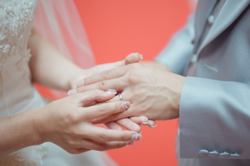 光のチャペルで写真だけ結婚式緑の中ふたりの趣味のスノーボードとフォトウェデイング