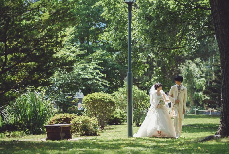 緑が芽吹く頃のウェデイングドレスでフォトウェデイング