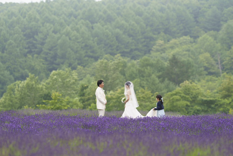 みんなで、結婚式をラベンダー畑で手作りフォトウェディング