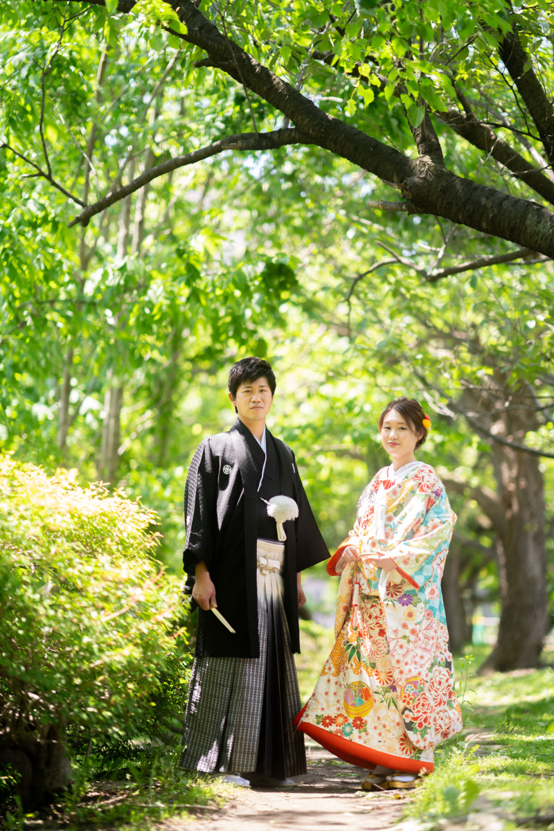 夏の和装道庁公園の緑の中で