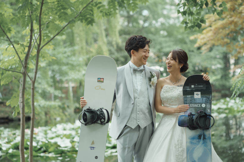 光のチャペルで写真だけ結婚式緑の中ふたりの趣味のスノーボードとフォトウェデイング