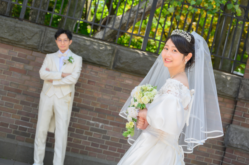 春まちグリーンがまぶしいウェデイングドレスと洋館
