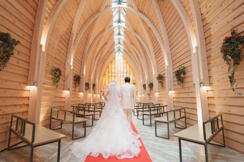 秋の紅葉と光のチャペル