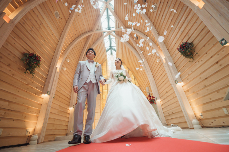 光のチャペルで写真だけ結婚式緑の中ふたりの趣味のスノーボードとフォトウェデイング