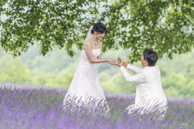 みんなで、結婚式をラベンダー畑で手作りフォトウェディング