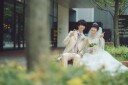 緑が芽吹く頃のウェデイングドレスでフォトウェデイング