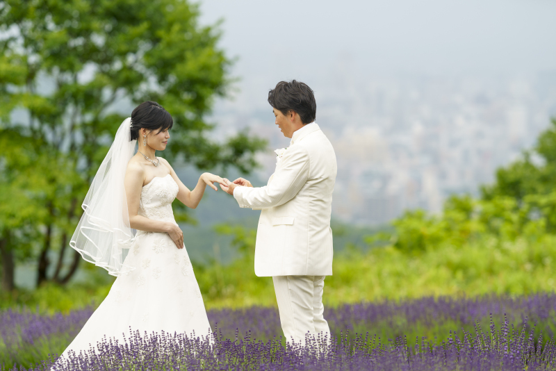 みんなで、結婚式をラベンダー畑で手作りフォトウェディング