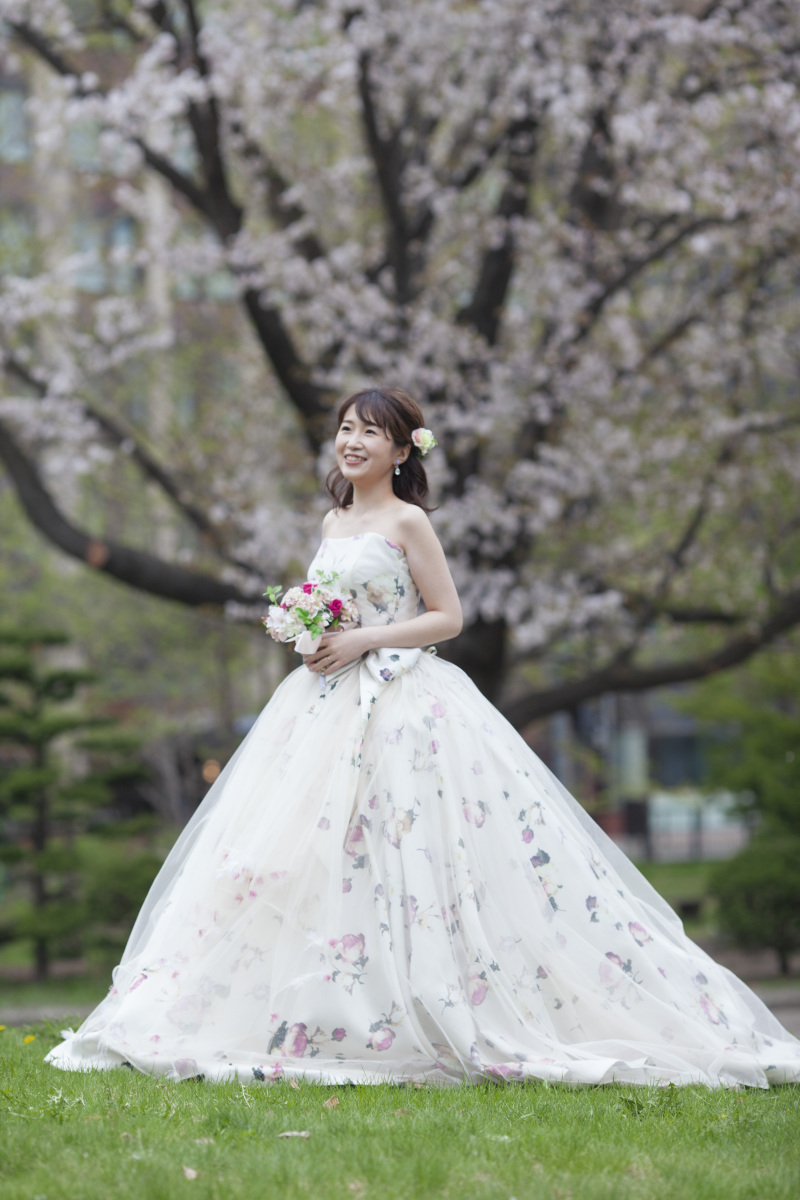 桜カラードレスに着替えて春まち緑が芽吹く頃のフォトウェデイング