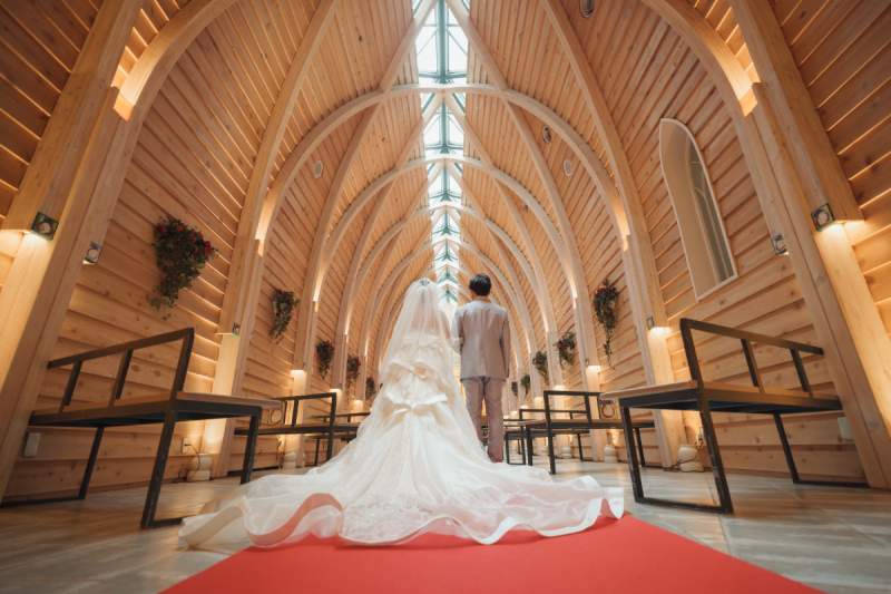 光のチャペルで写真だけ結婚式緑の中ふたりの趣味のスノーボードとフォトウェデイング
