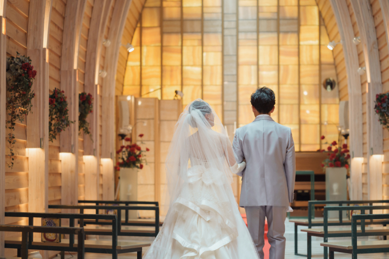 光のチャペルで写真だけ結婚式緑の中ふたりの趣味のスノーボードとフォトウェデイング