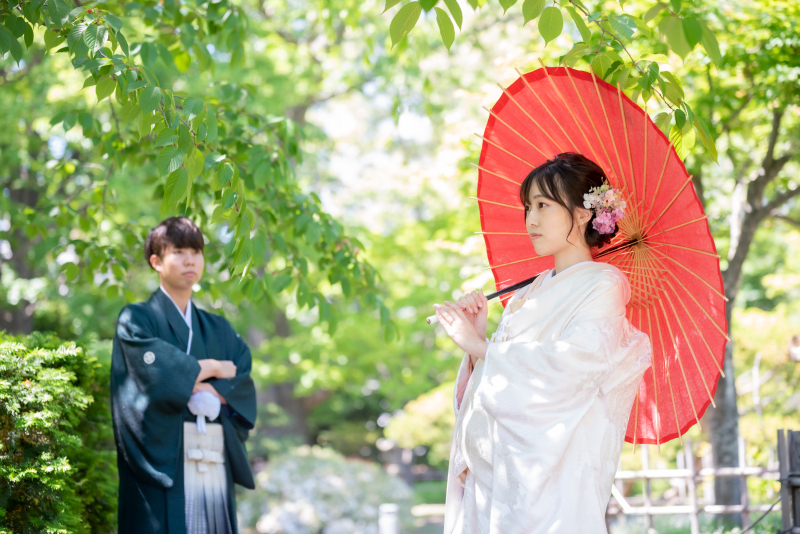 緑が芽吹く頃のフォトウェデイング和装で和庭園からスタート１