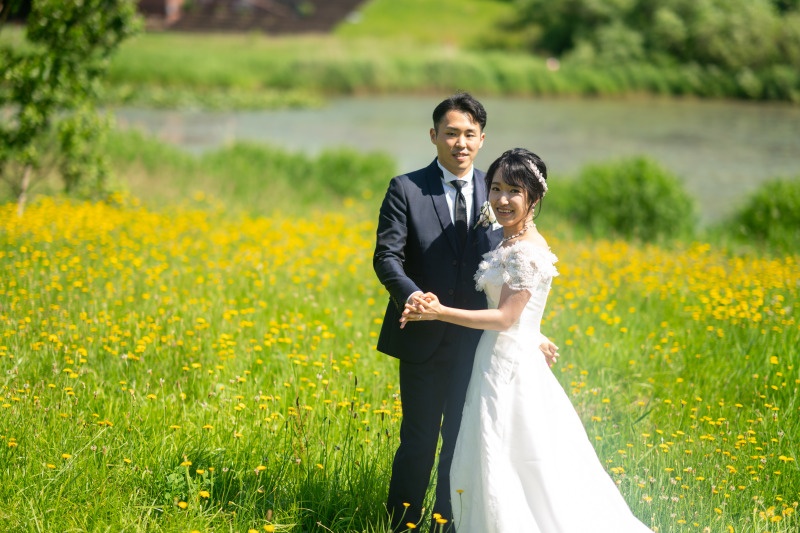 札幌モエレ沼公園緑のが芽吹く頃カラードレスからウェデイングドレスに着替えて移動