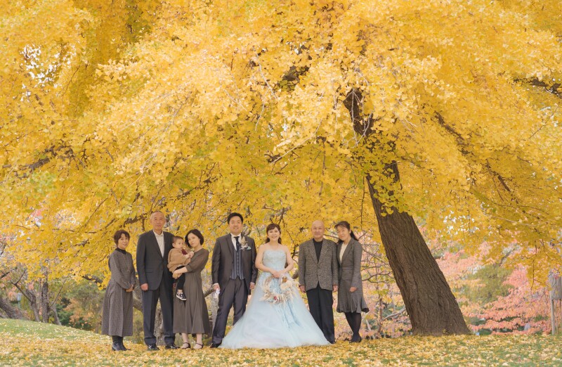 秋の紅葉と光のチャペル