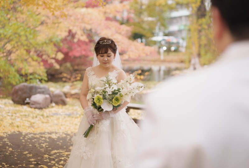 秋の紅葉と光のチャペル