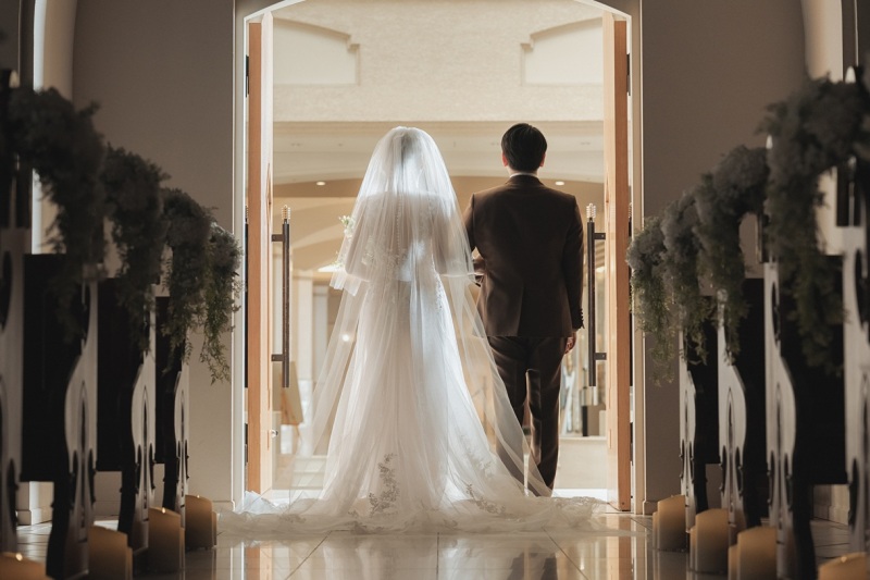 チャペルで整うふたりの写真