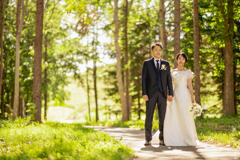 札幌モエレ沼公園緑のが芽吹く頃カラードレスからウェデイングドレスに着替えて移動