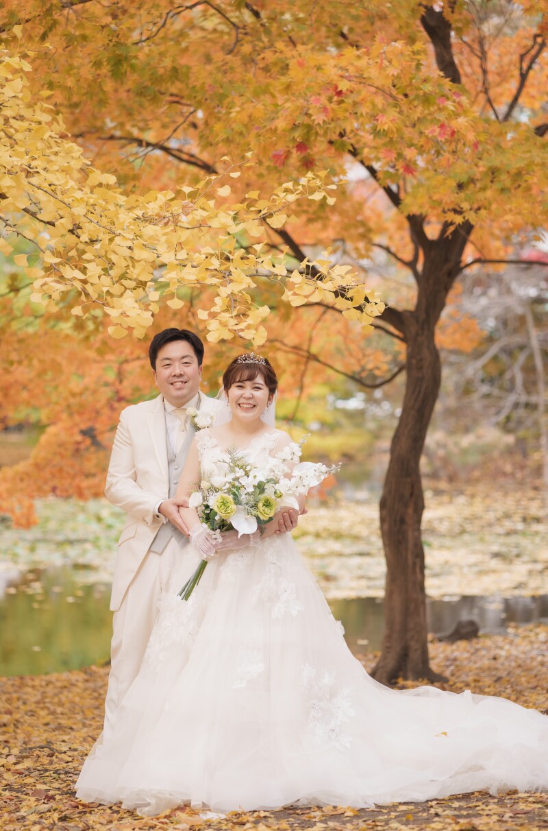 秋の紅葉と光のチャペル