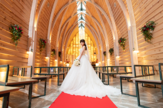 春まちチャペルと緑の芽吹くウェデイングベストマッチングフォト