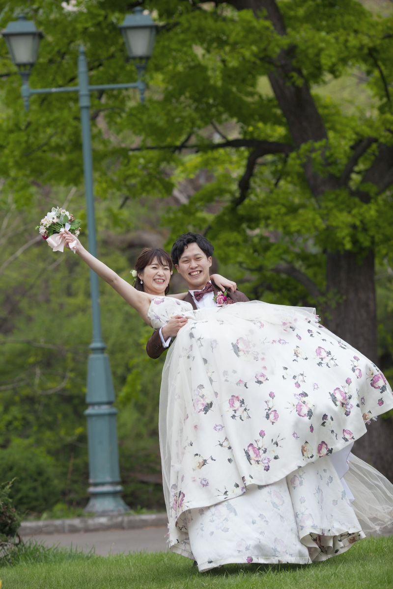 桜カラードレスに着替えて春まち緑が芽吹く頃のフォトウェデイング