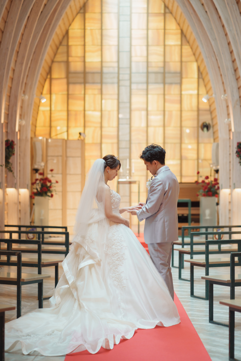 光のチャペルで写真だけ結婚式緑の中ふたりの趣味のスノーボードとフォトウェデイング
