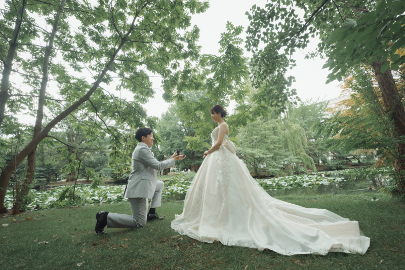 光のチャペルで写真だけ結婚式緑の中ふたりの趣味のスノーボードとフォトウェデイング