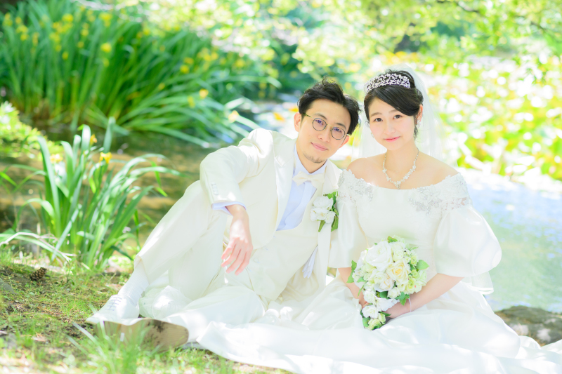 春まちグリーンがまぶしいウェデイングドレスと洋館